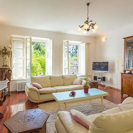 Apartment Elegante Marini Dvori *